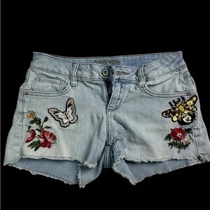 ✨ Arizona Jean Co Light Wash Embroidered Cutoff Shorts Size 3 ✨
